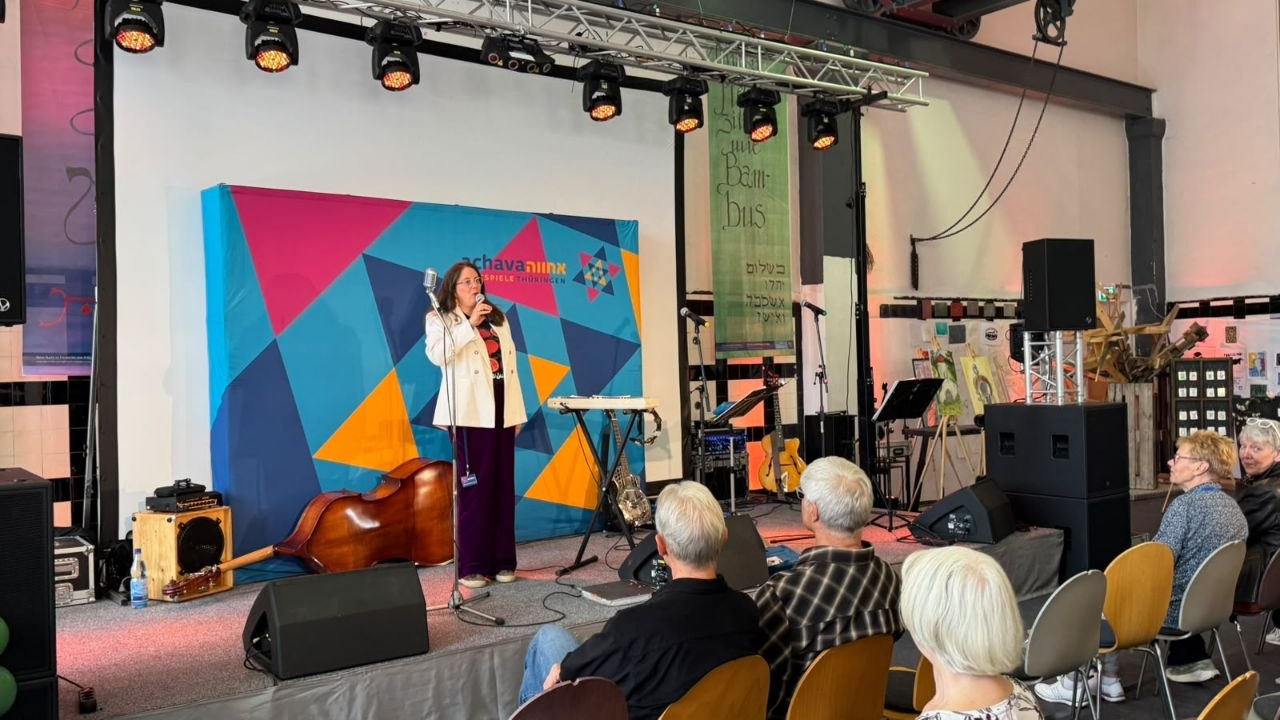 Programm und Besucherinnen und Besucher beim Fest