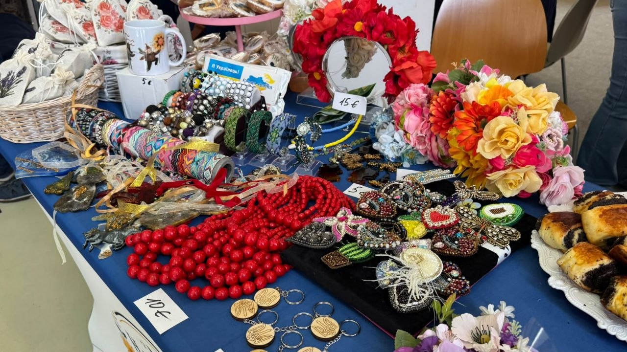 Handgemachter Schmuck und Blumenkronen am Stand
