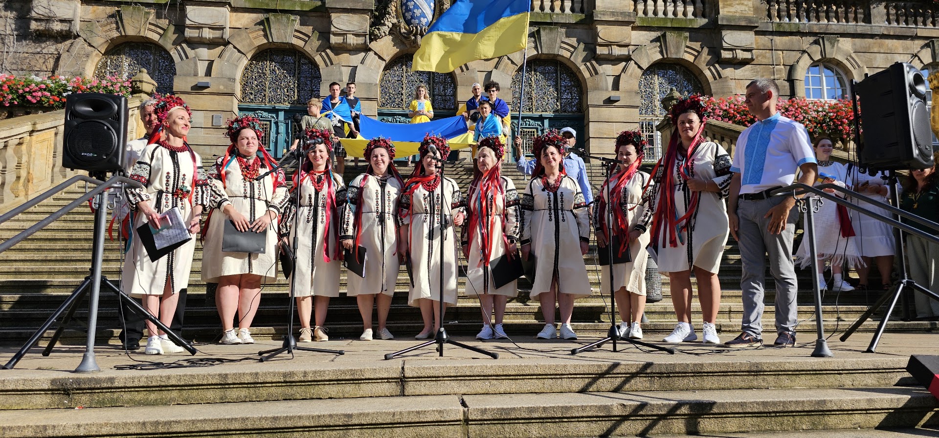 Mitglieder des RASOM-Chors in ukrainischer Festkleidung