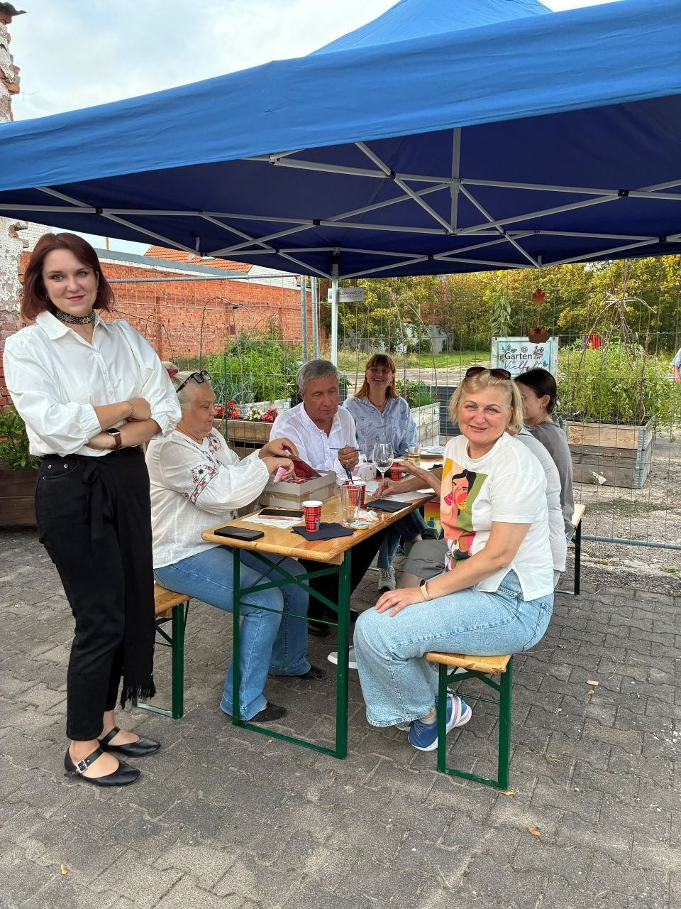 Helferinnen und Helfer am Stand