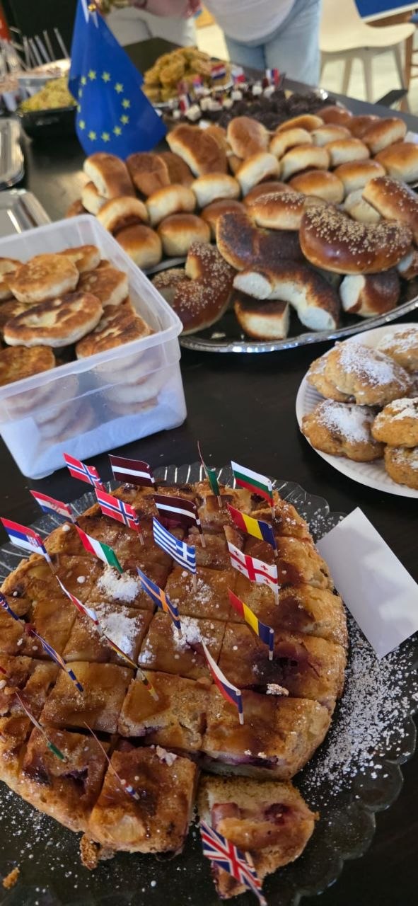 Tisch mit Gebäck und Kuchen