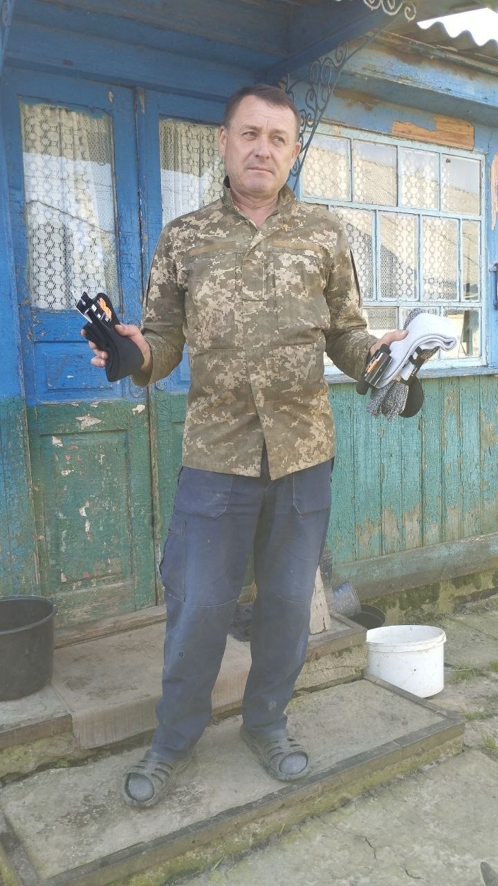 Übergebene warme Handschuhe in der Ukraine