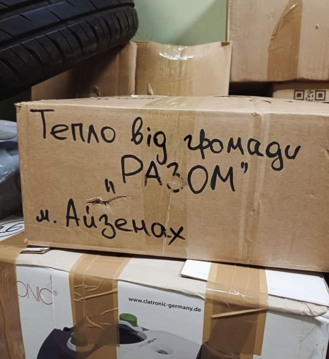 Kartons mit der Aufschrift Wärme für die Ukraine von RASOM Eisenach