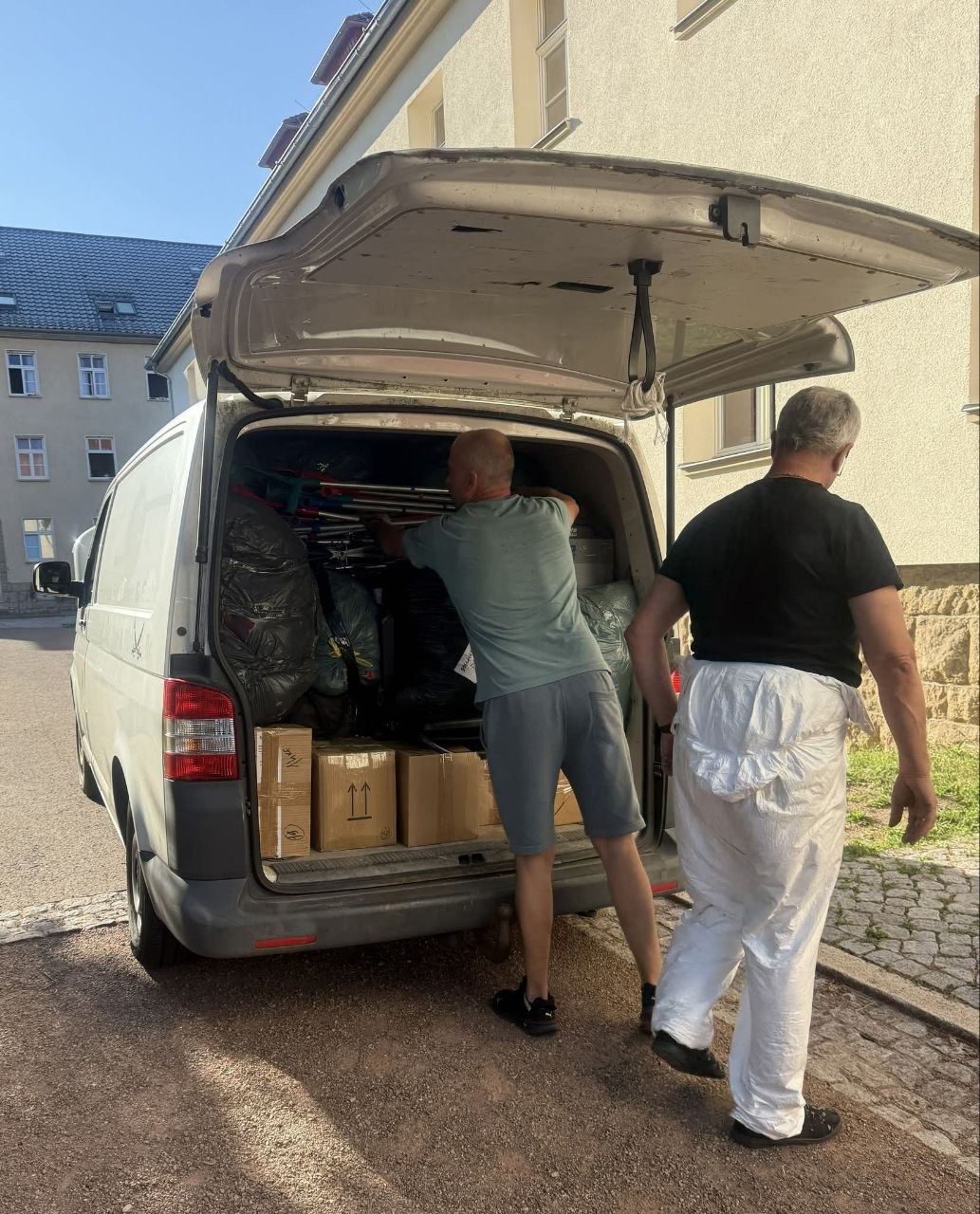 Beladen eines Fahrzeugs mit Hilfsgütern
