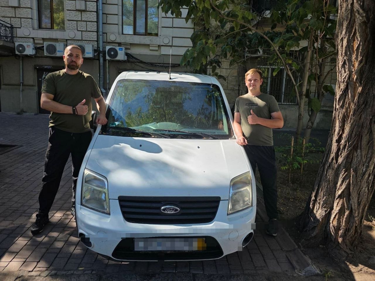 Übergabe eines Hilfsfahrzeugs in der Ukraine